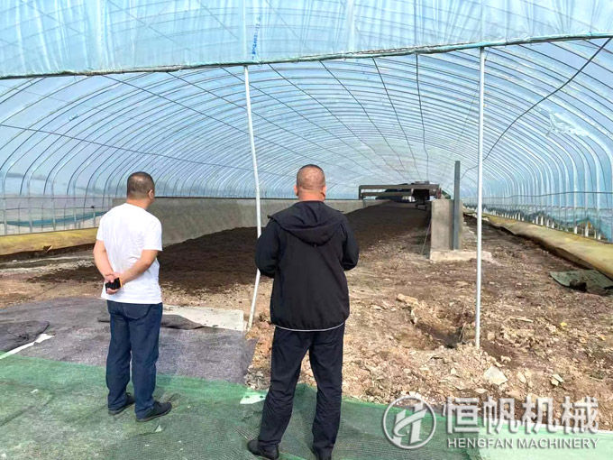 帶領大連客戶參觀山東年產十萬噸有機肥生產線項目(圖1) 有機肥發(fā)酵車間
